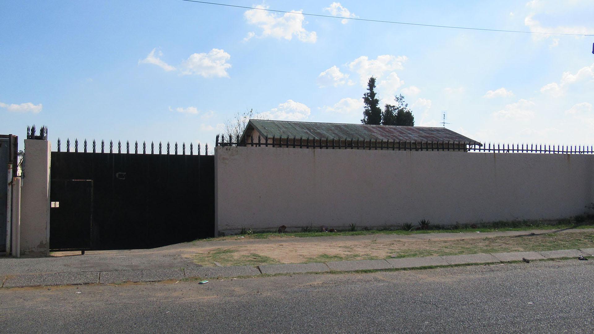 Front View of property in Lindbergh Park