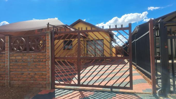 2 Bedroom Freehold Residence for Sale For Sale in Soshanguve East - MR628176