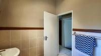 Bathroom 3+ - 7 square meters of property in Van Riebeeckpark