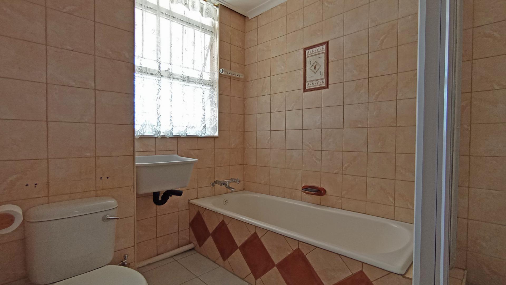Bathroom 1 - 7 square meters of property in Robindale