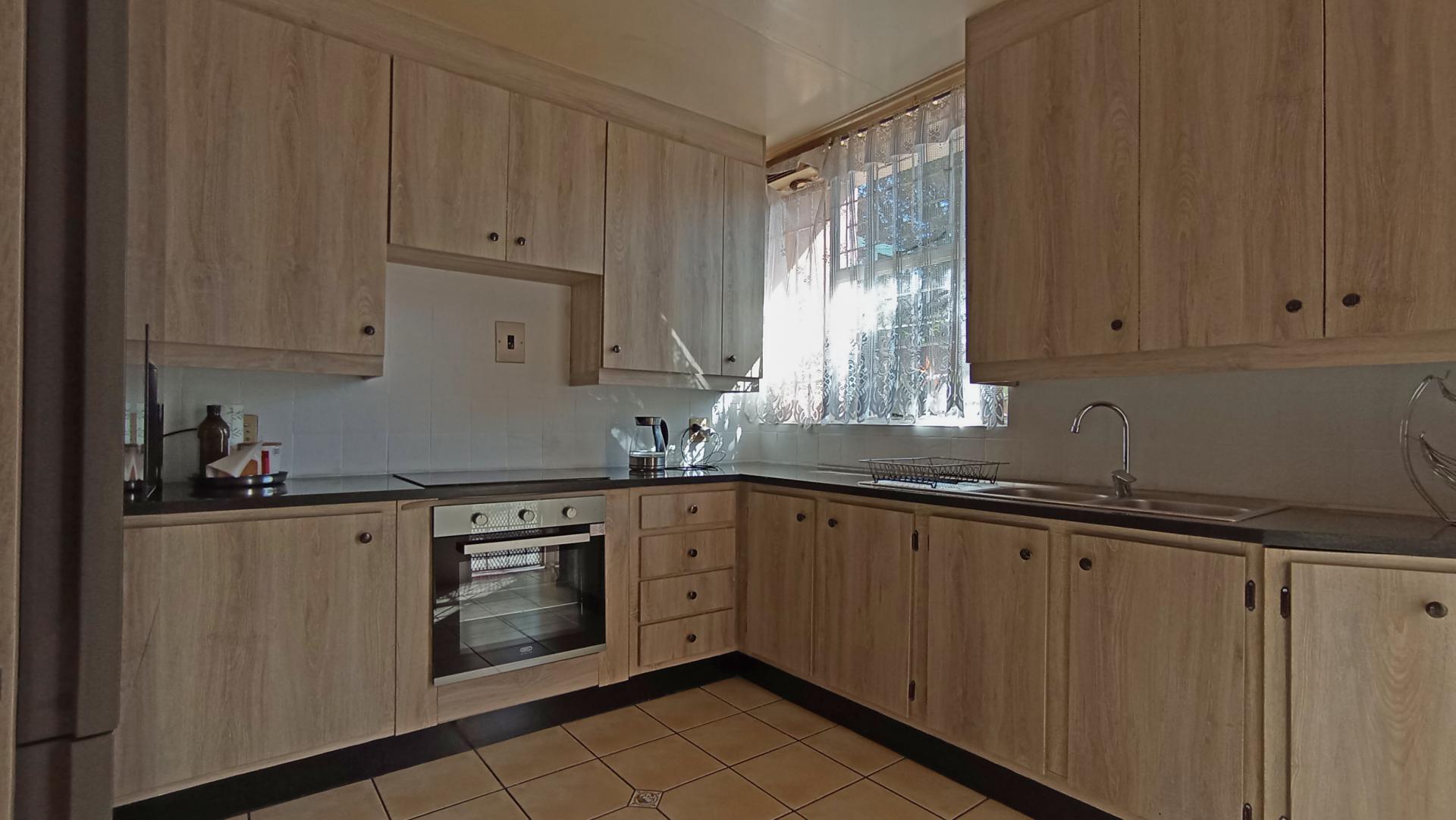 Kitchen - 14 square meters of property in Robindale