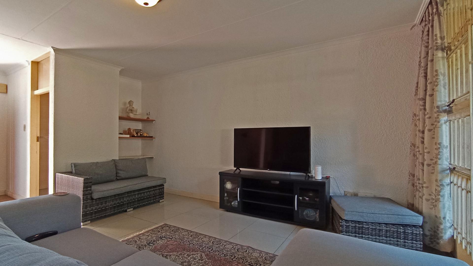 Lounges - 23 square meters of property in Robindale