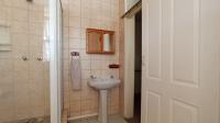 Bathroom 1 - 7 square meters of property in Robindale