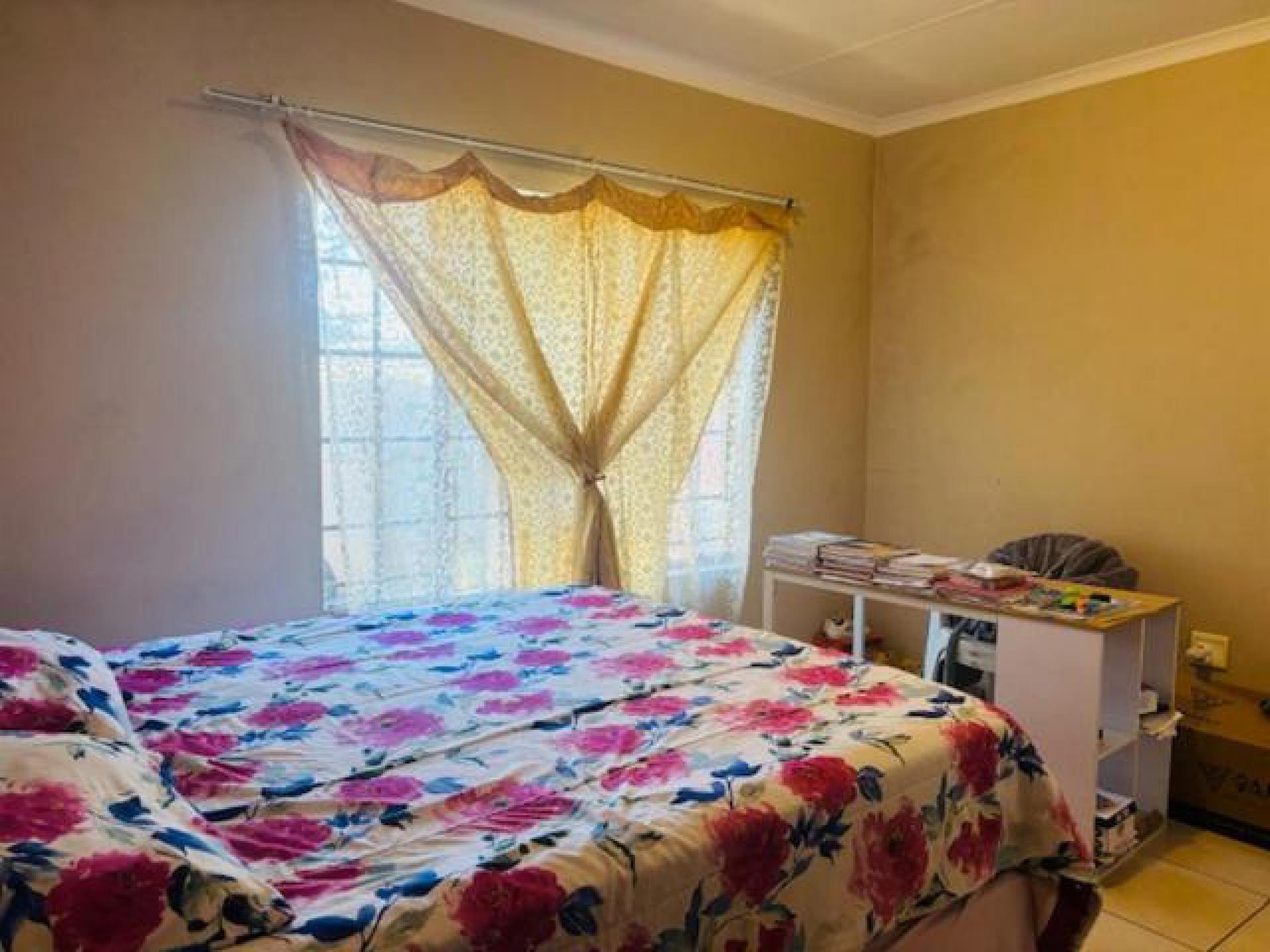 Bed Room 1 of property in Rustenburg