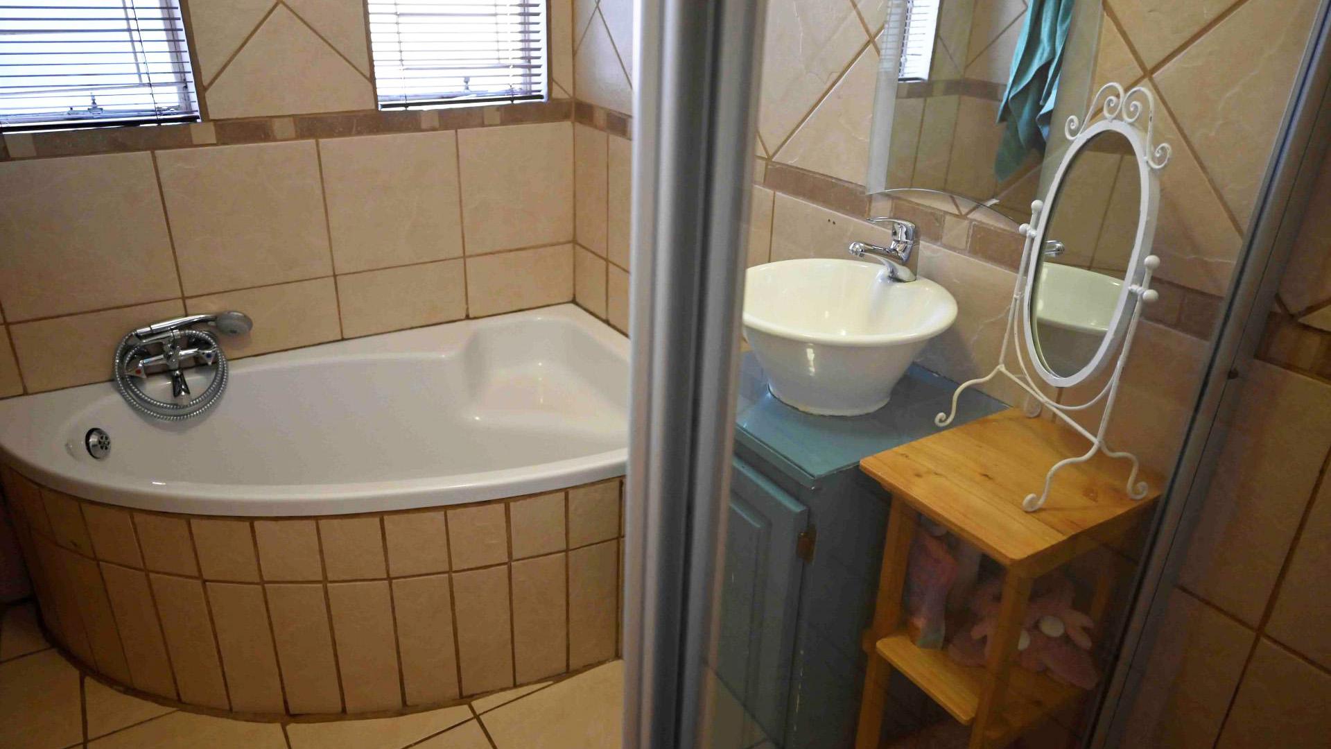 Bathroom 1 - 10 square meters of property in Sasolburg