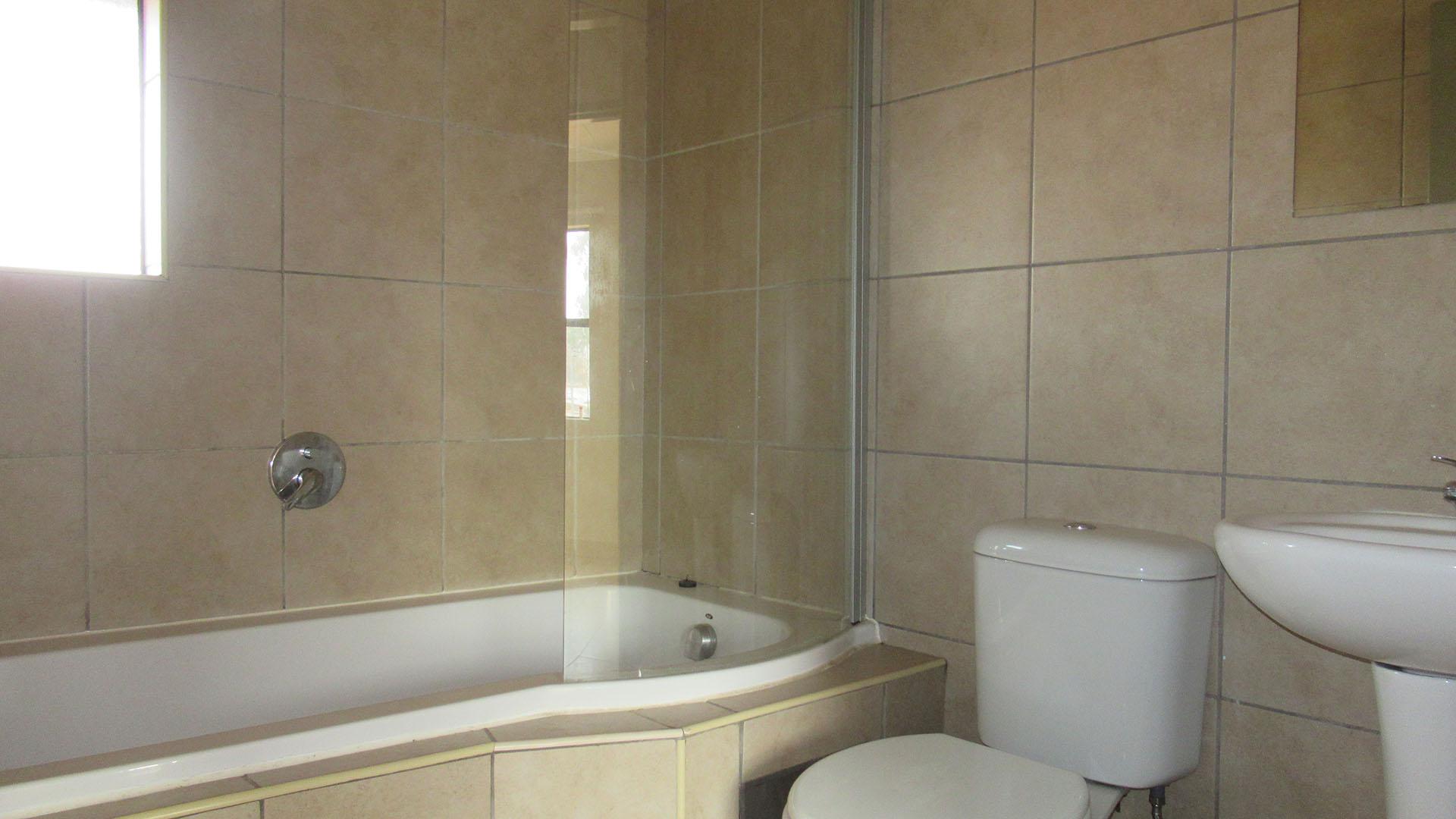 Bathroom 1 - 5 square meters of property in Olifantsvlei 327-Iq