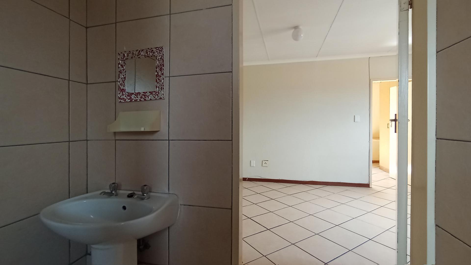 Bathroom 1 - 4 square meters of property in Philip Nel Park
