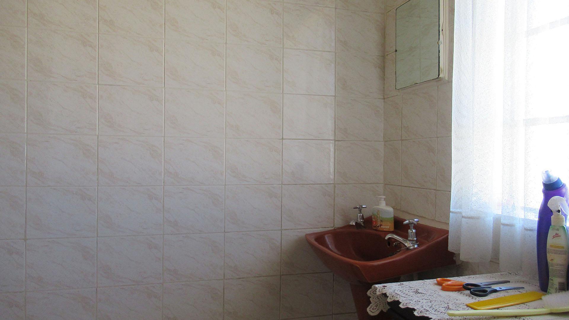 Bathroom 1 - 7 square meters of property in Maraisburg