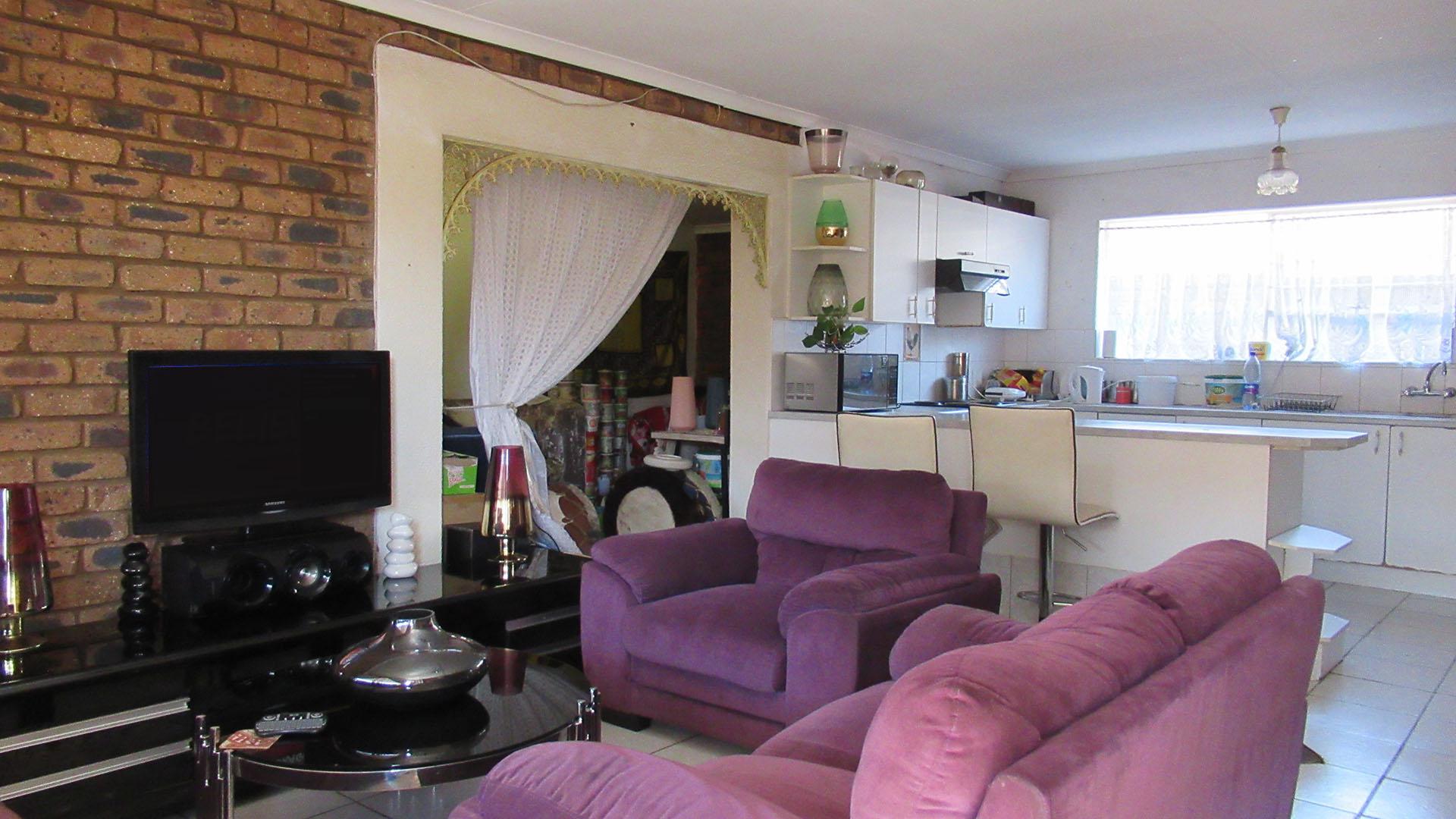 Lounges - 18 square meters of property in Mindalore