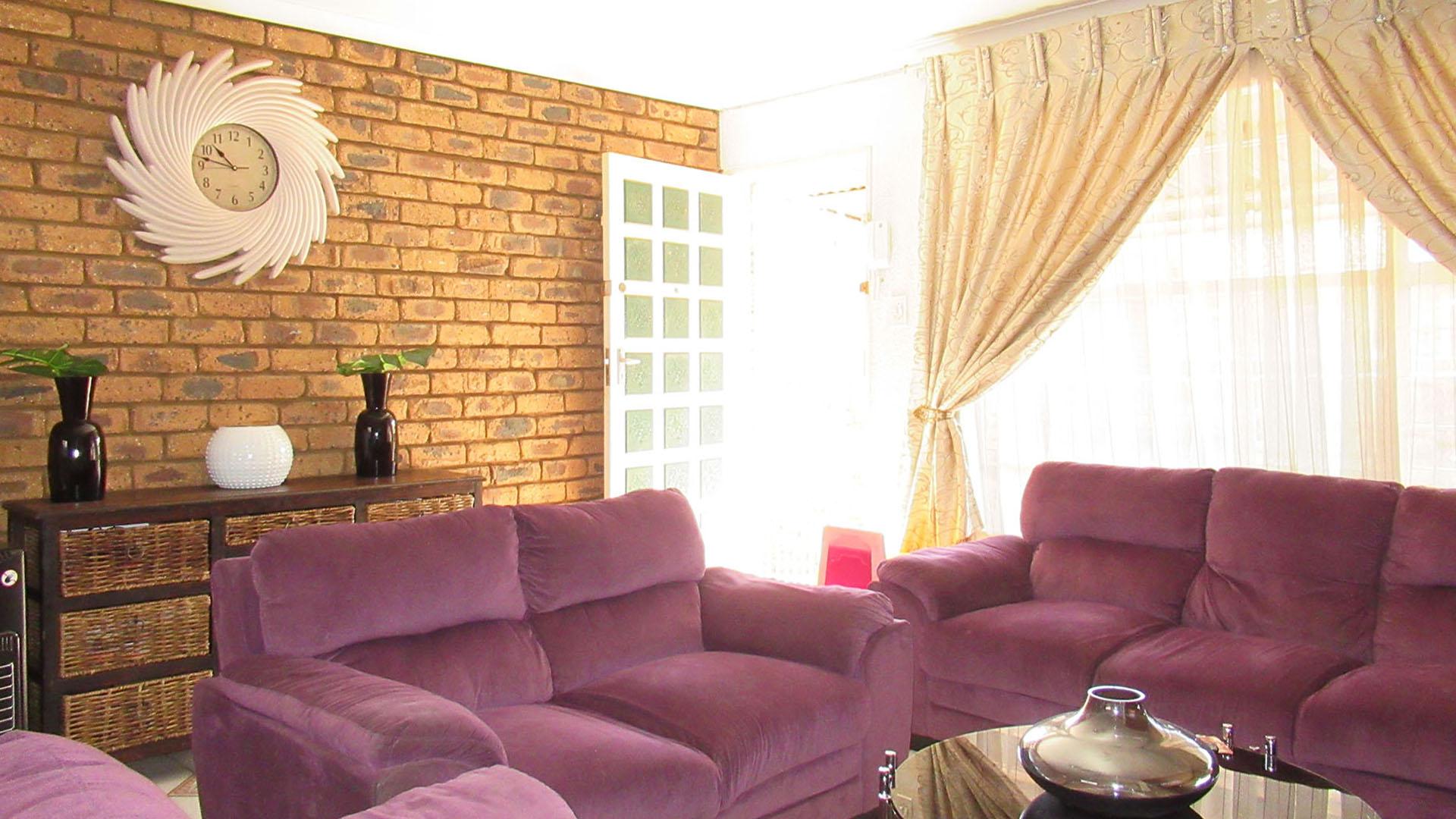Lounges - 18 square meters of property in Mindalore
