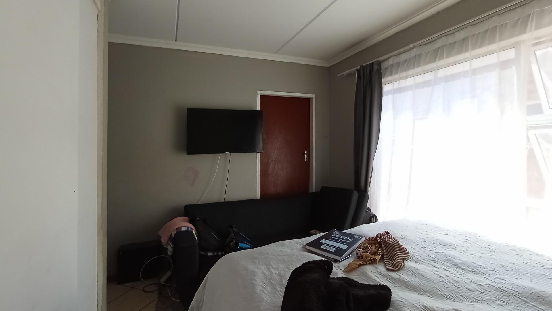 Main Bedroom - 20 square meters of property in Halfway House