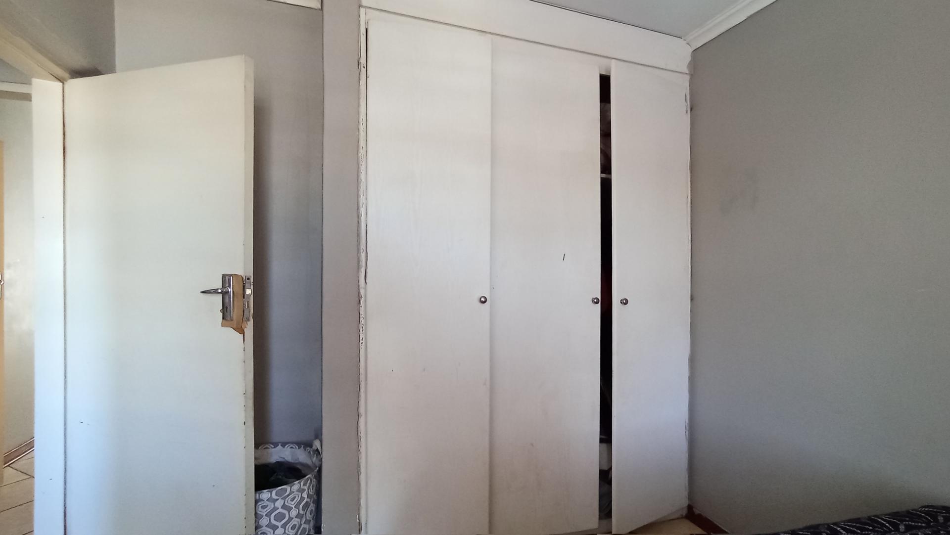 Bed Room 1 - 11 square meters of property in Halfway House