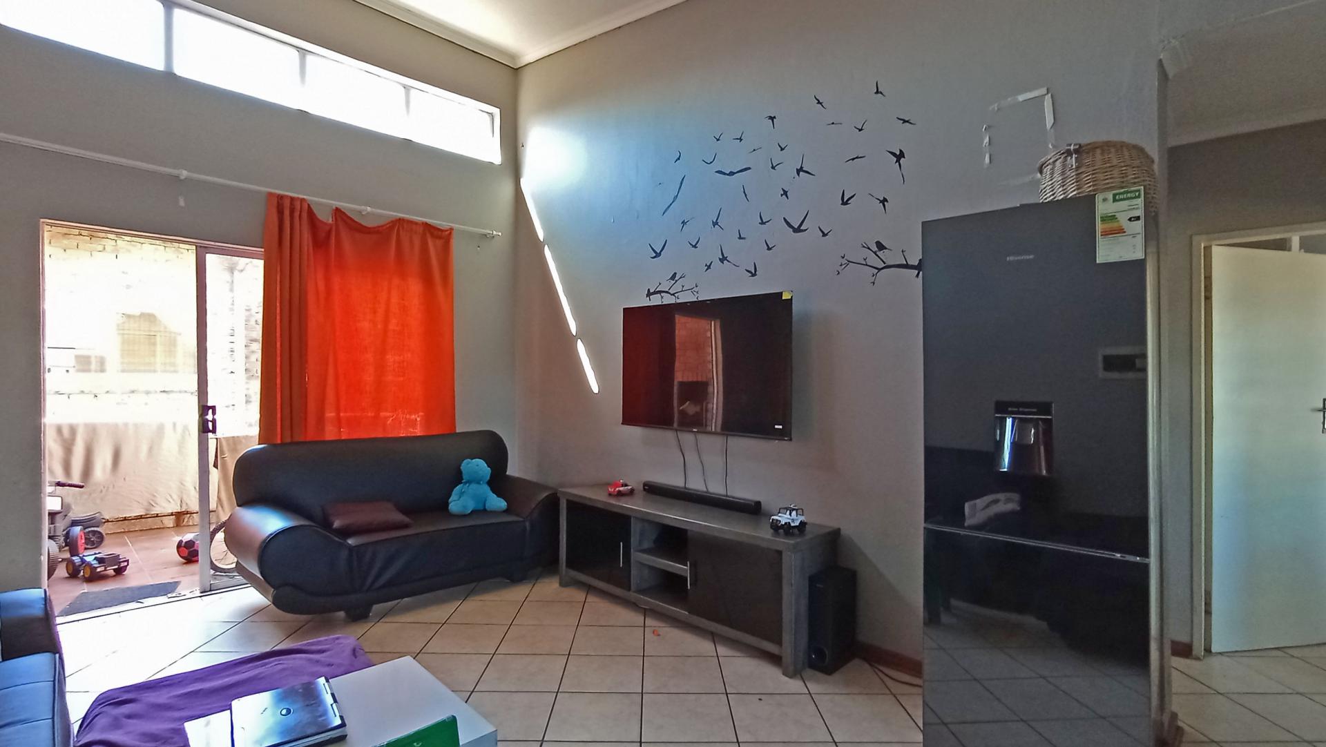 Lounges - 22 square meters of property in Halfway House