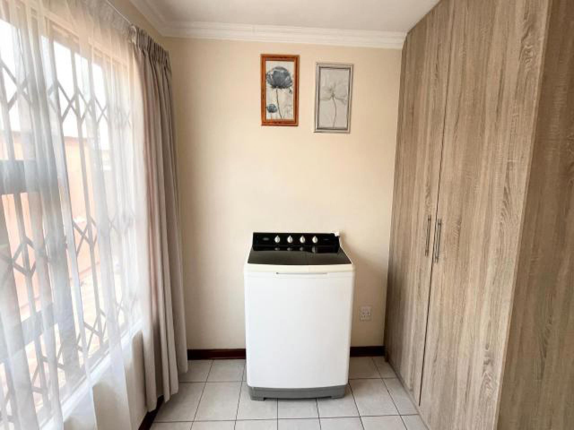 Bed Room 1 of property in Bloemdustria