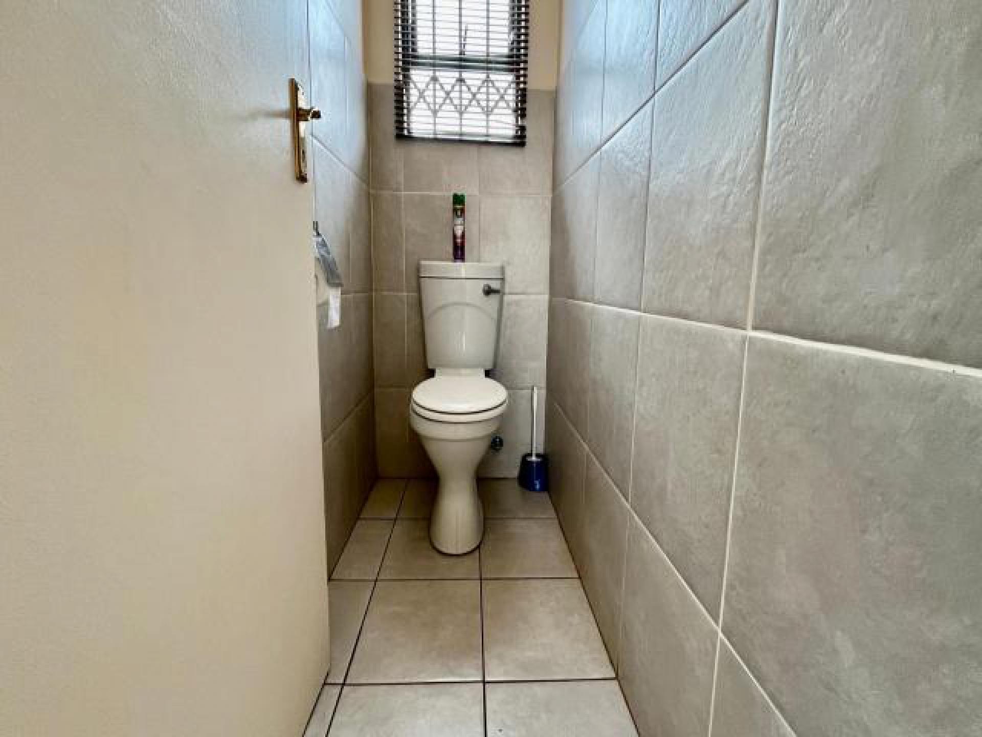 Bathroom 1 of property in Bloemdustria