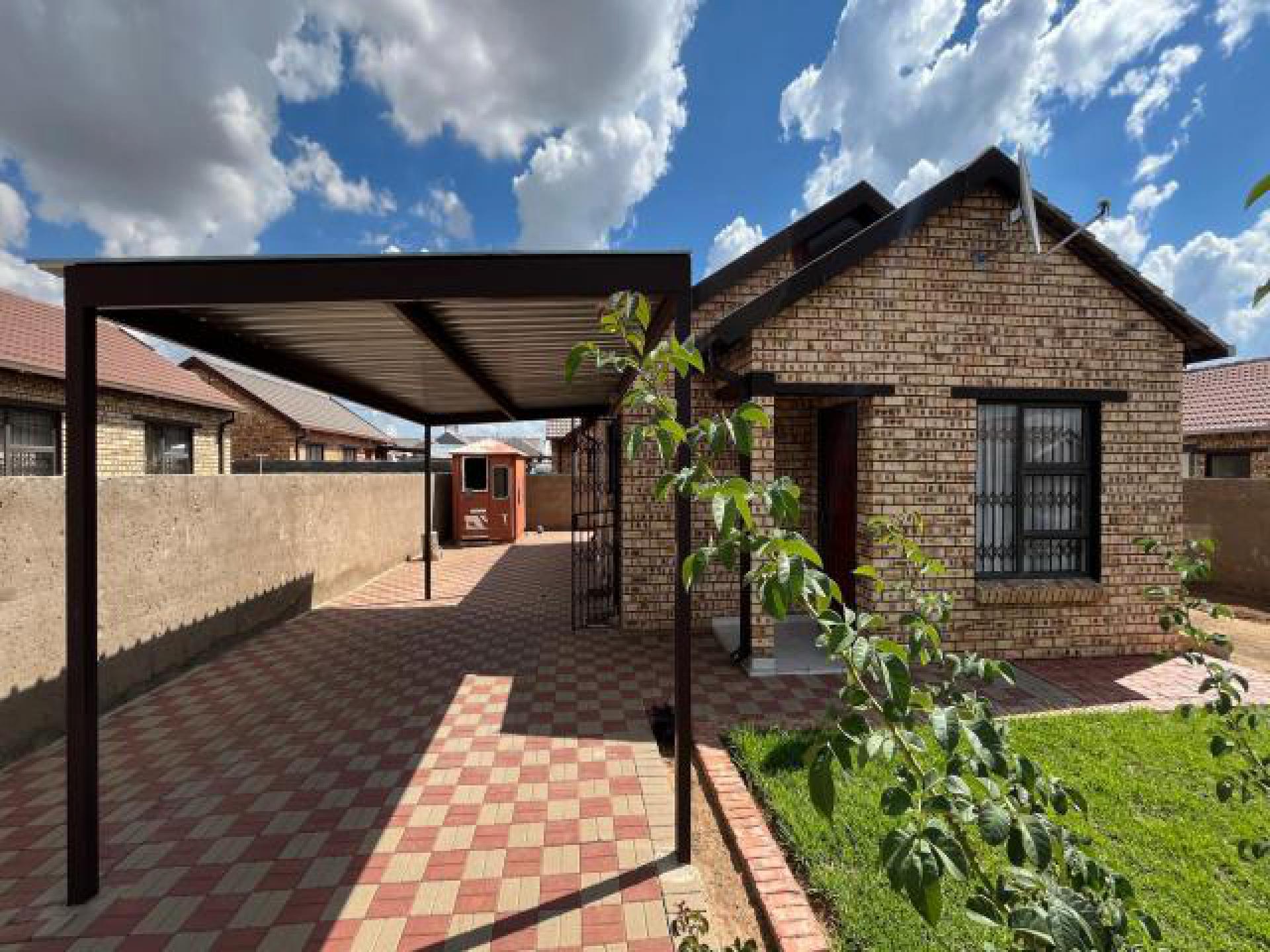 Front View of property in Bloemdustria