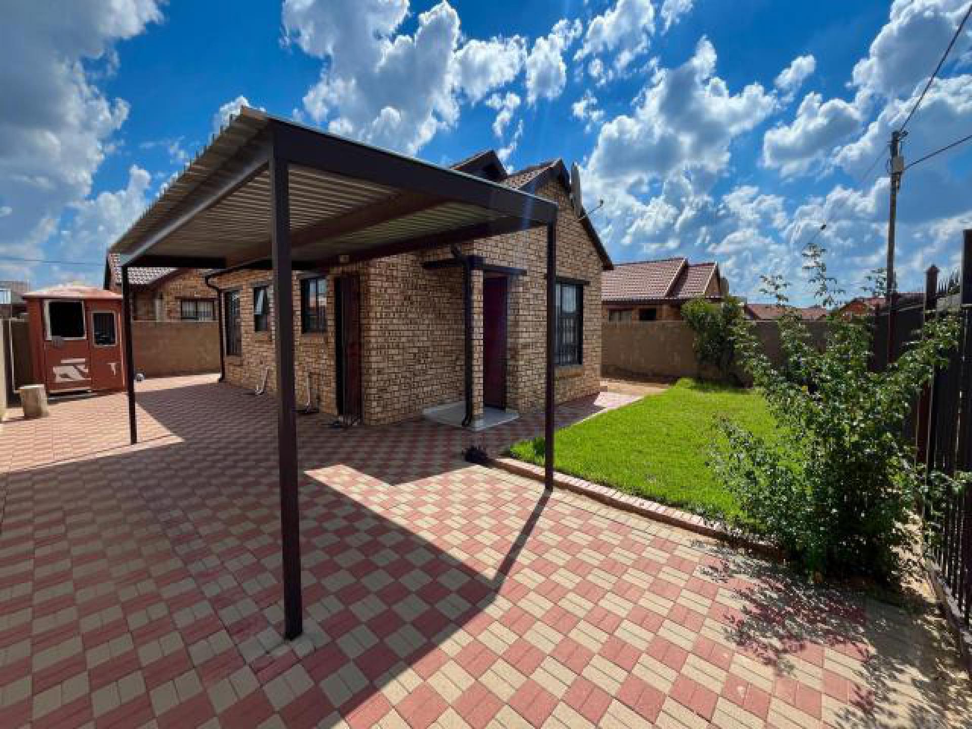 Front View of property in Bloemdustria