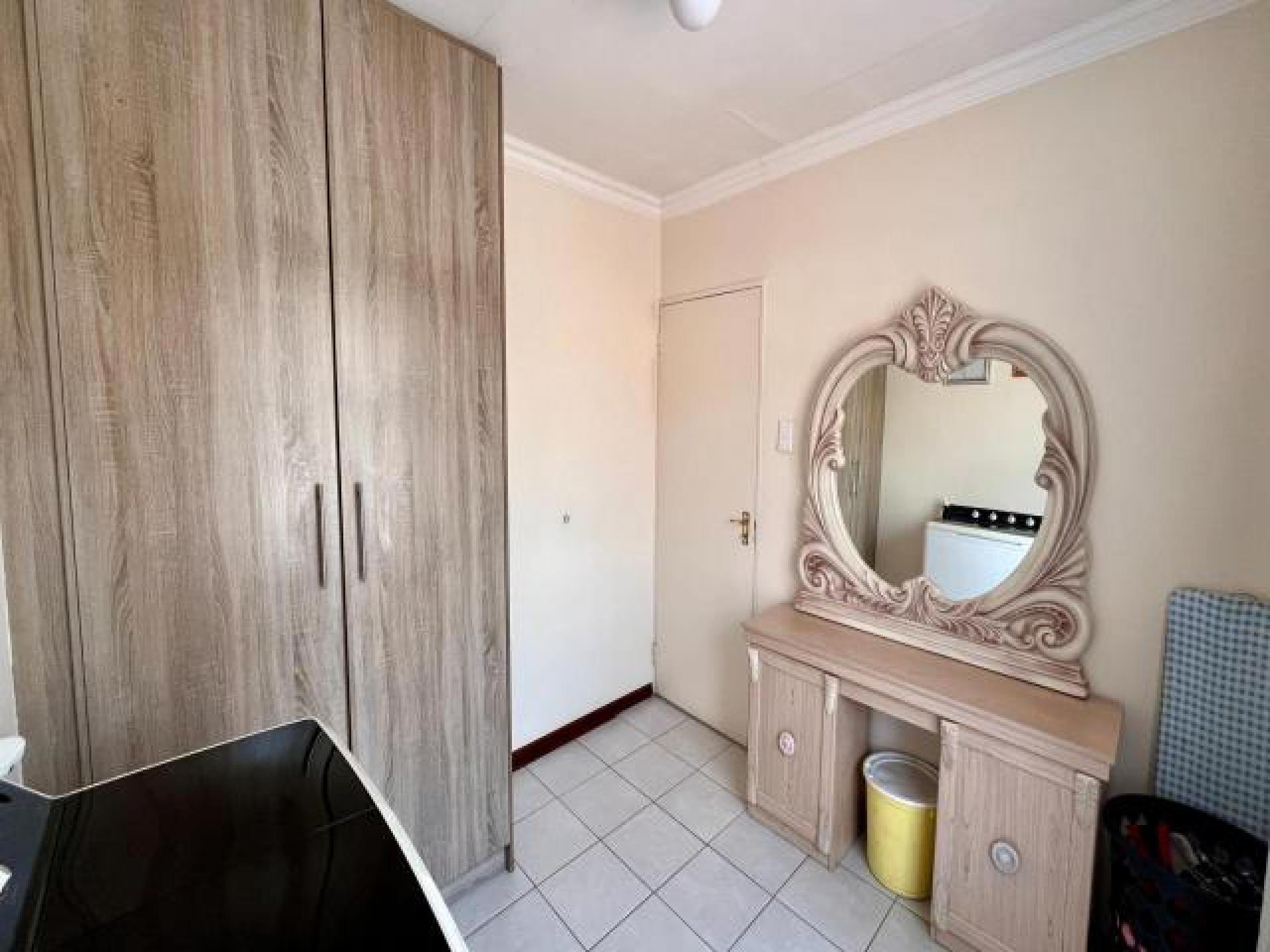 Bed Room 1 of property in Bloemdustria