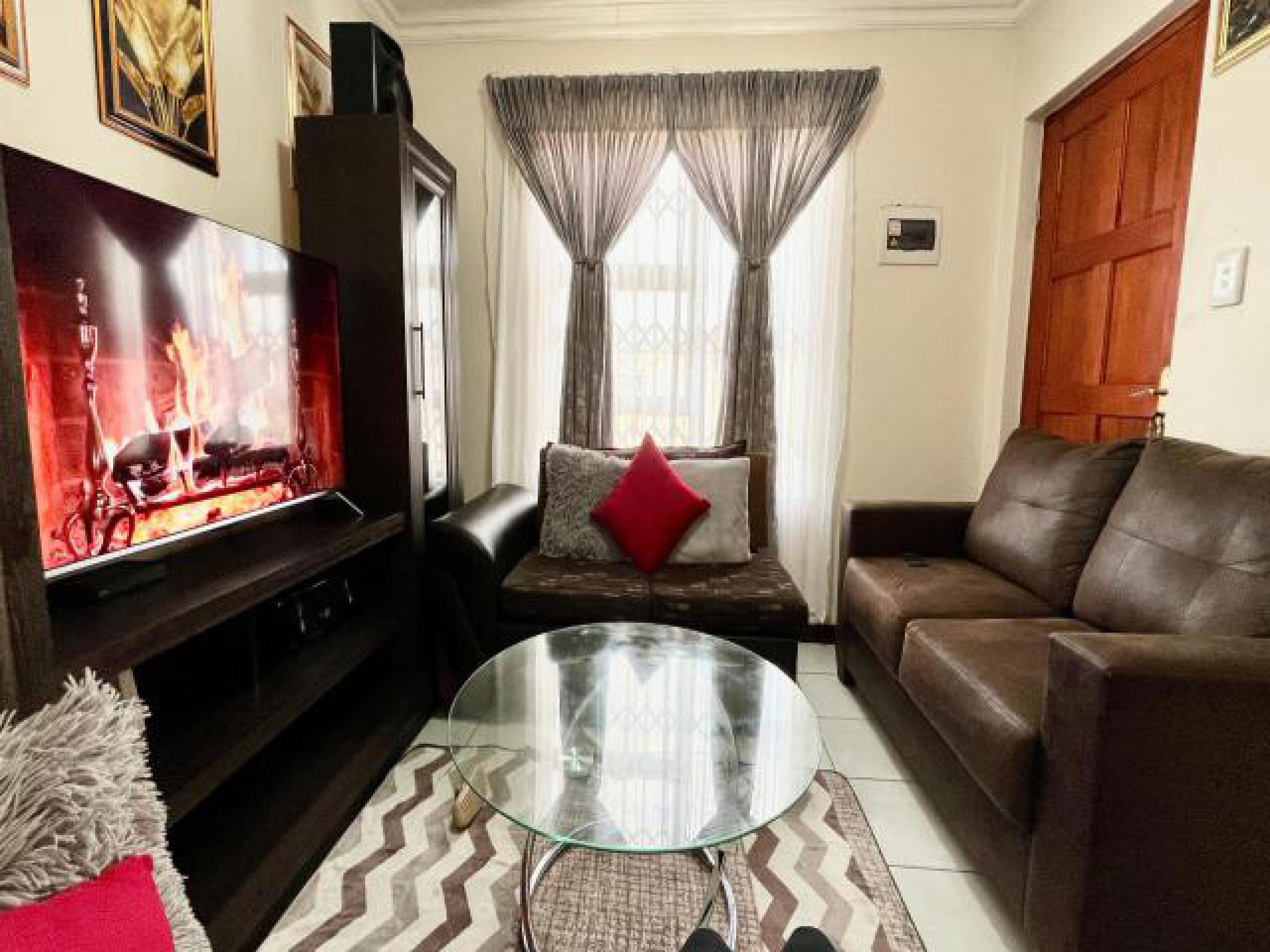 Lounges of property in Bloemdustria