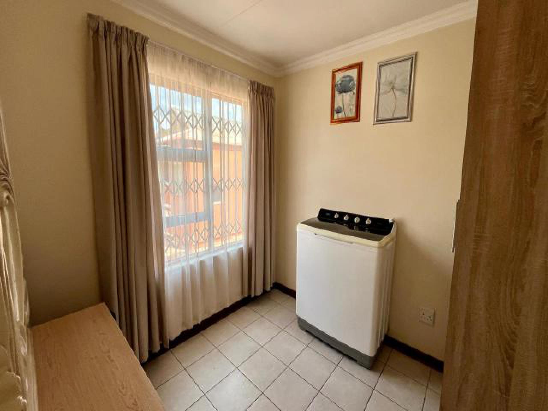 Bed Room 1 of property in Bloemdustria