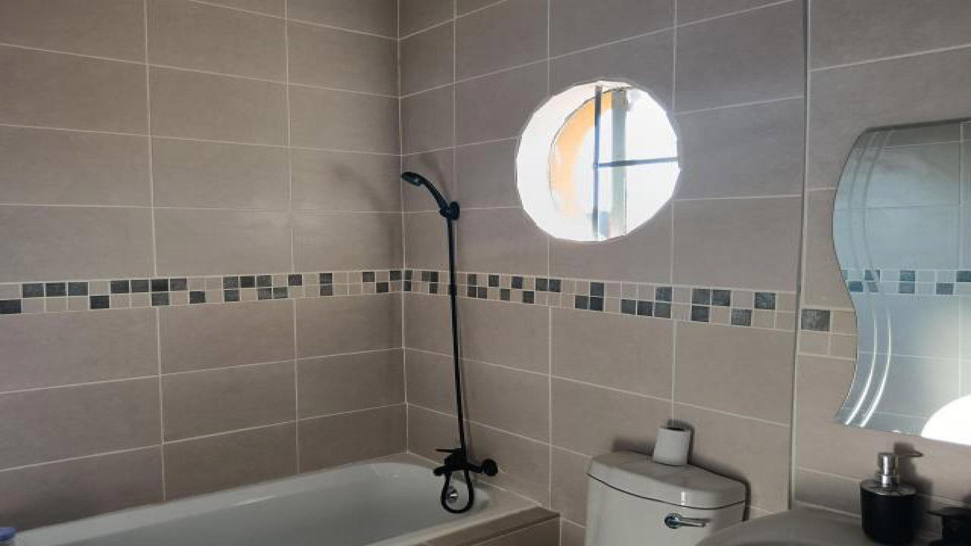 Bathroom 1 of property in Windmill Park