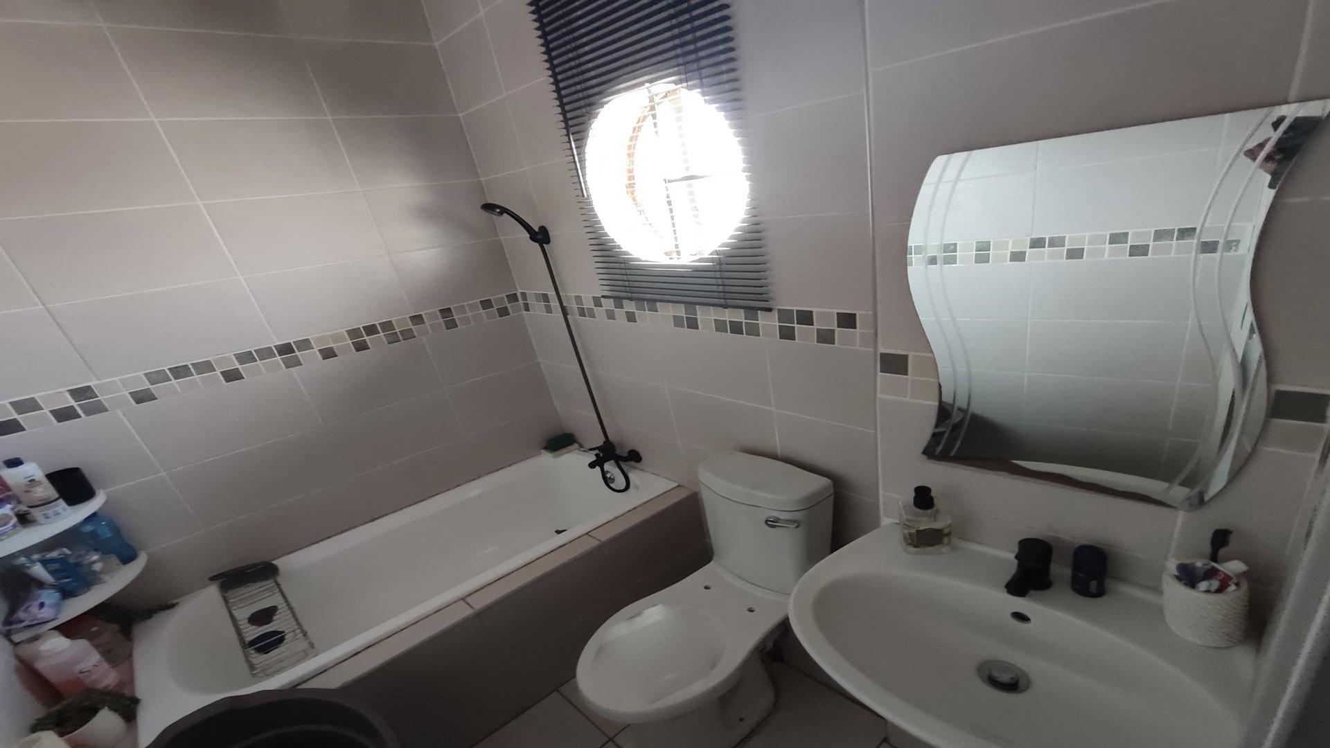 Bathroom 1 of property in Windmill Park