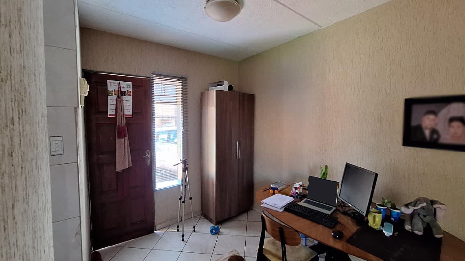 Dining Room - 8 square meters of property in Windmill Park