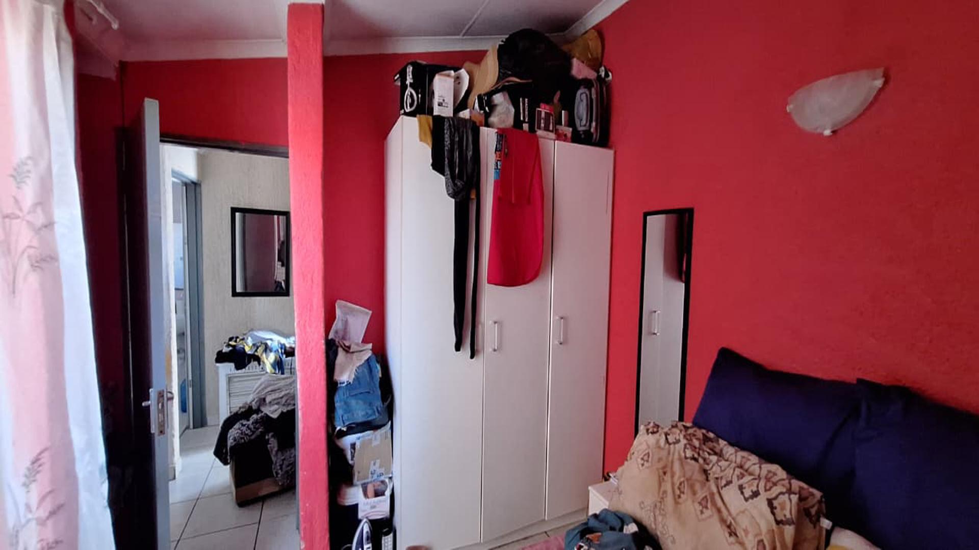 Bed Room 1 - 12 square meters of property in Windmill Park