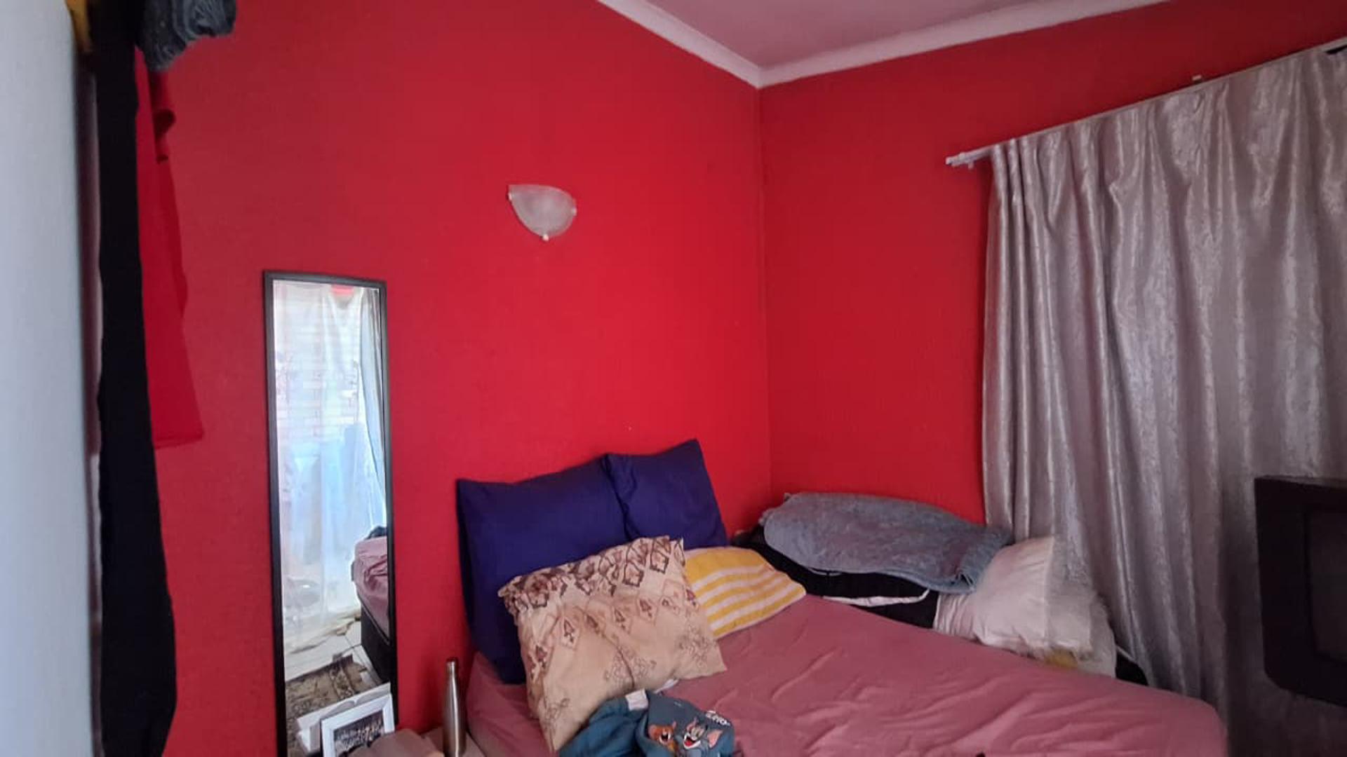 Bed Room 1 - 12 square meters of property in Windmill Park