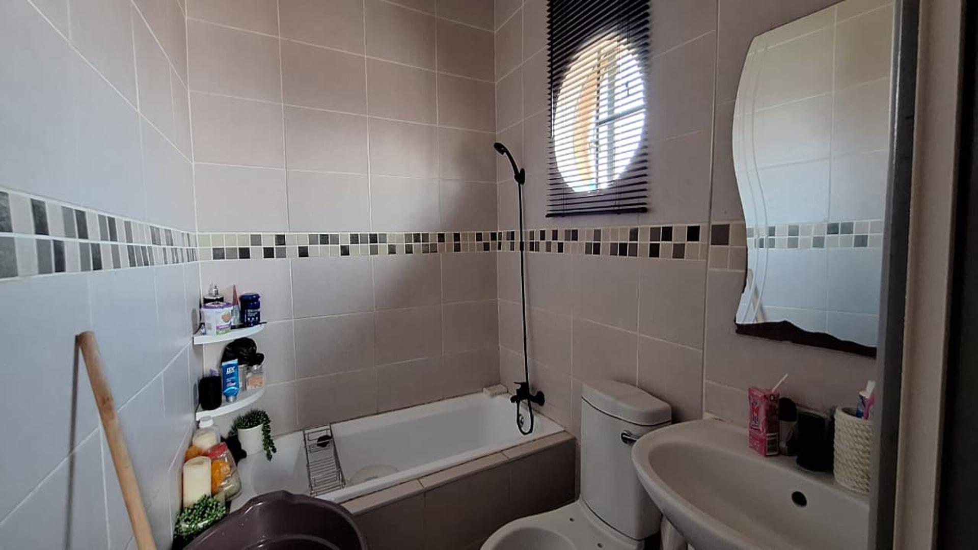 Bathroom 1 - 4 square meters of property in Windmill Park