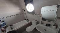 Bathroom 1 of property in Windmill Park