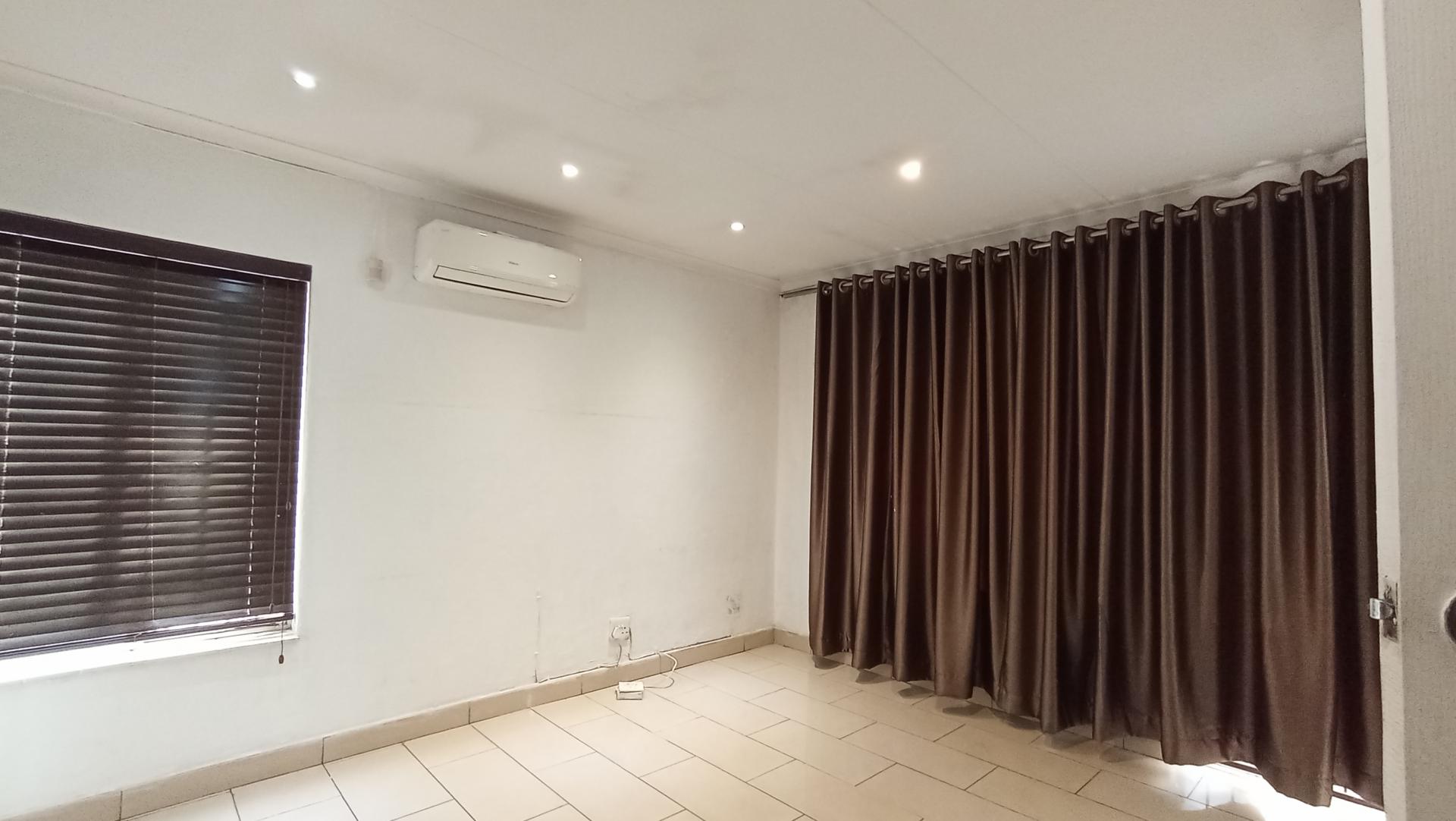 Main Bedroom - 22 square meters of property in Heuweloord