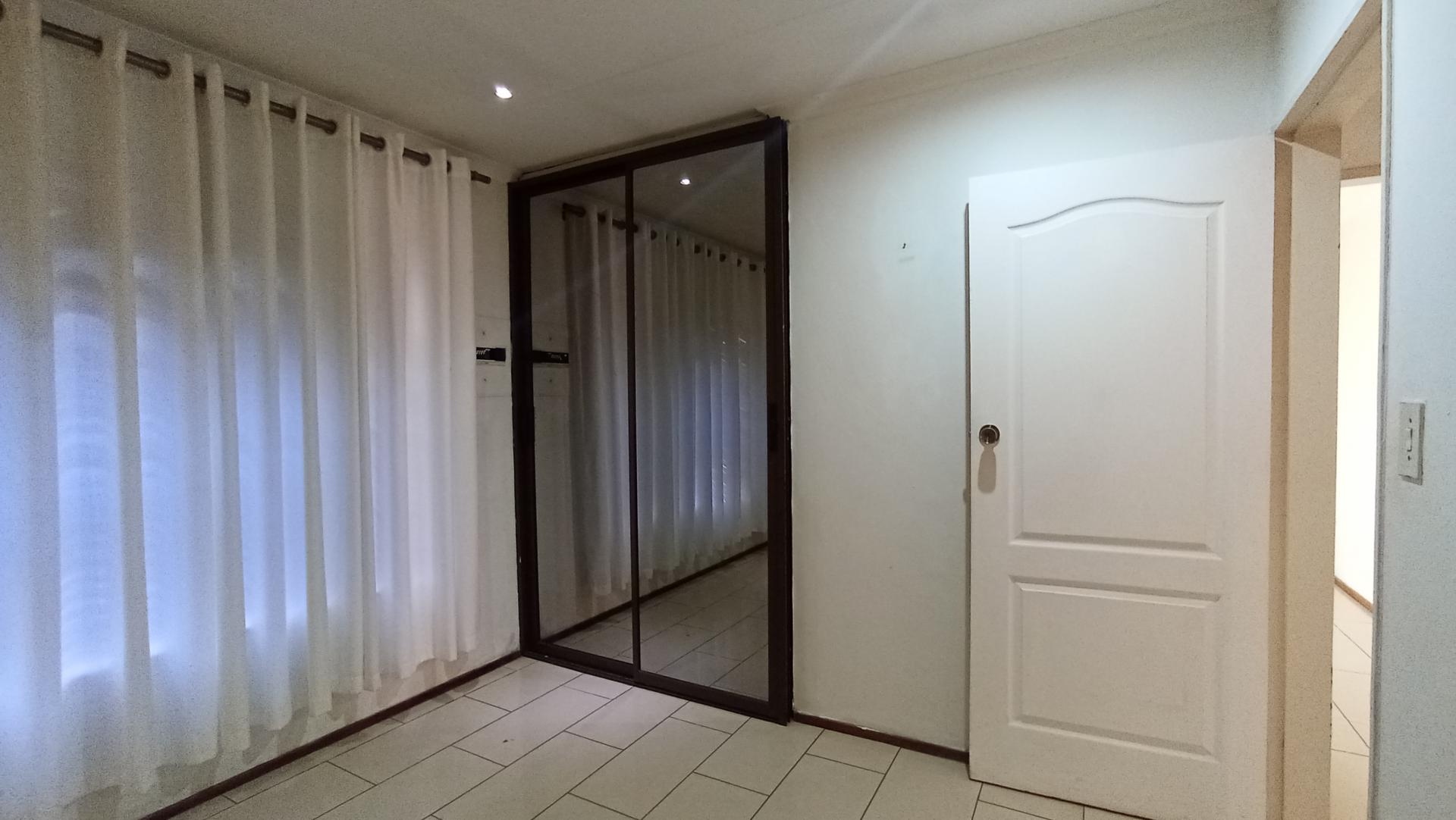 Bed Room 1 - 11 square meters of property in Heuweloord