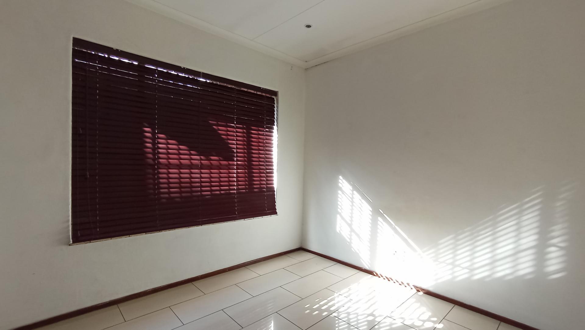 Bed Room 2 - 14 square meters of property in Heuweloord