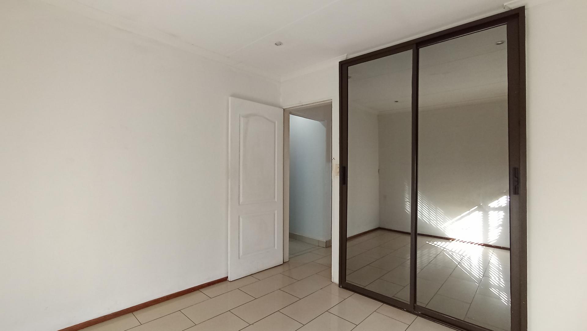 Bed Room 2 - 14 square meters of property in Heuweloord