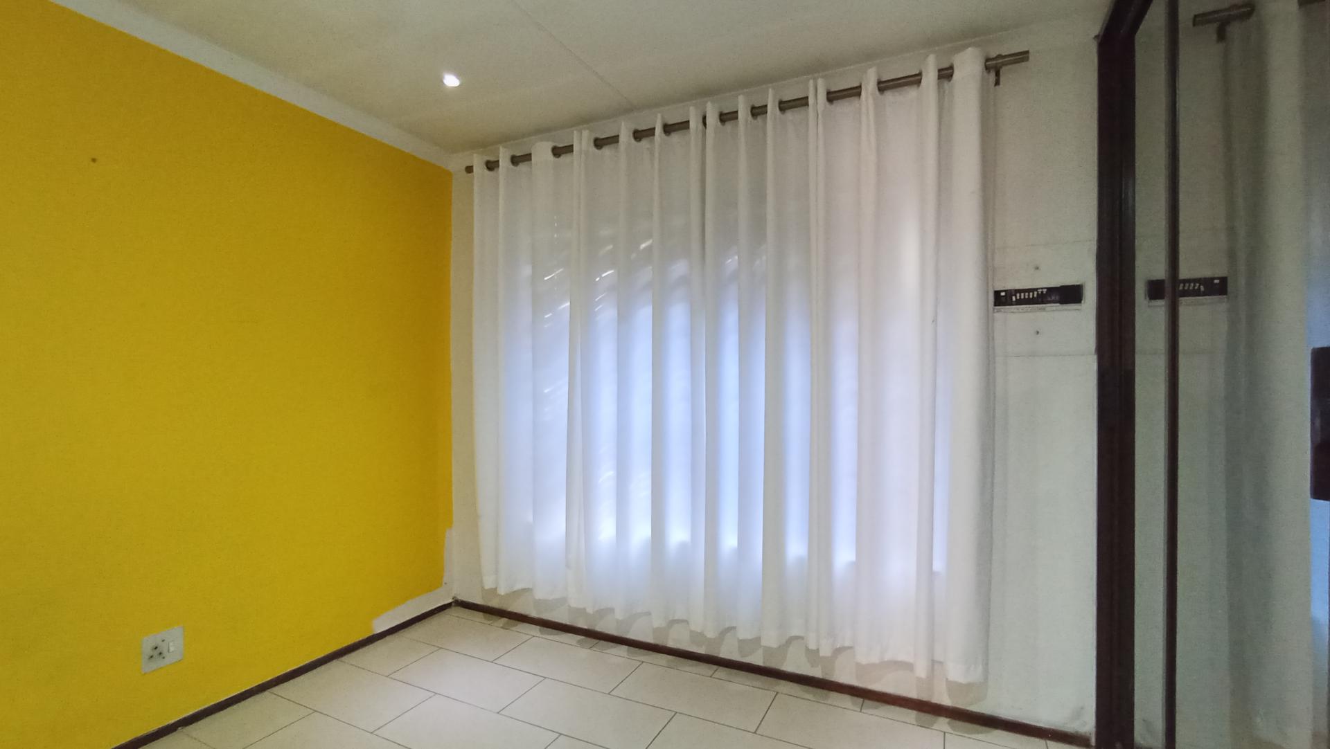 Bed Room 1 - 11 square meters of property in Heuweloord