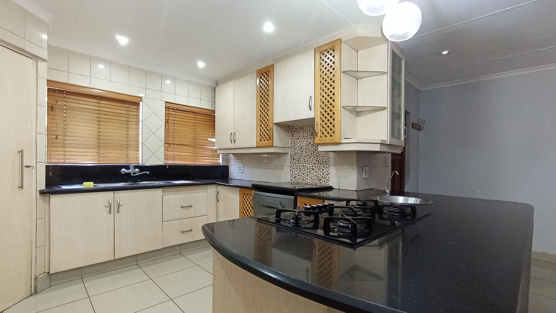 Kitchen - 18 square meters of property in Heuweloord