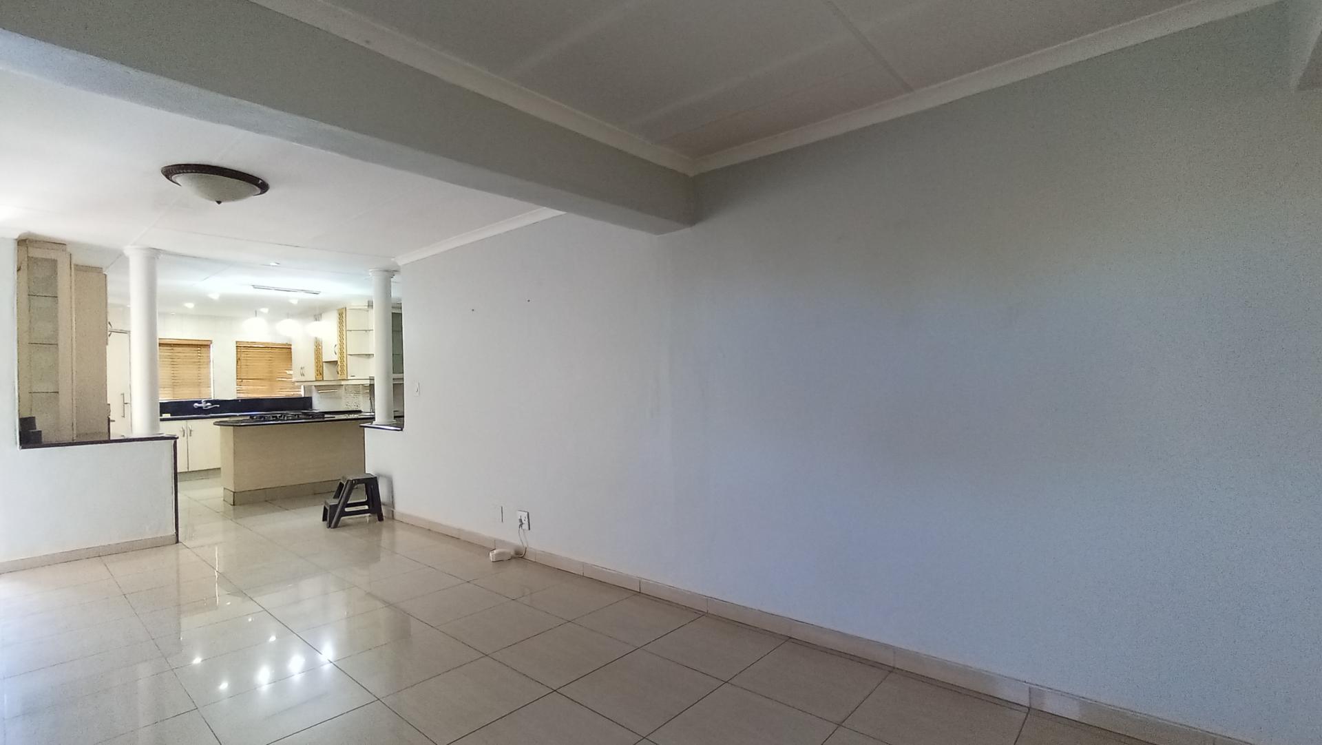 Dining Room - 18 square meters of property in Heuweloord