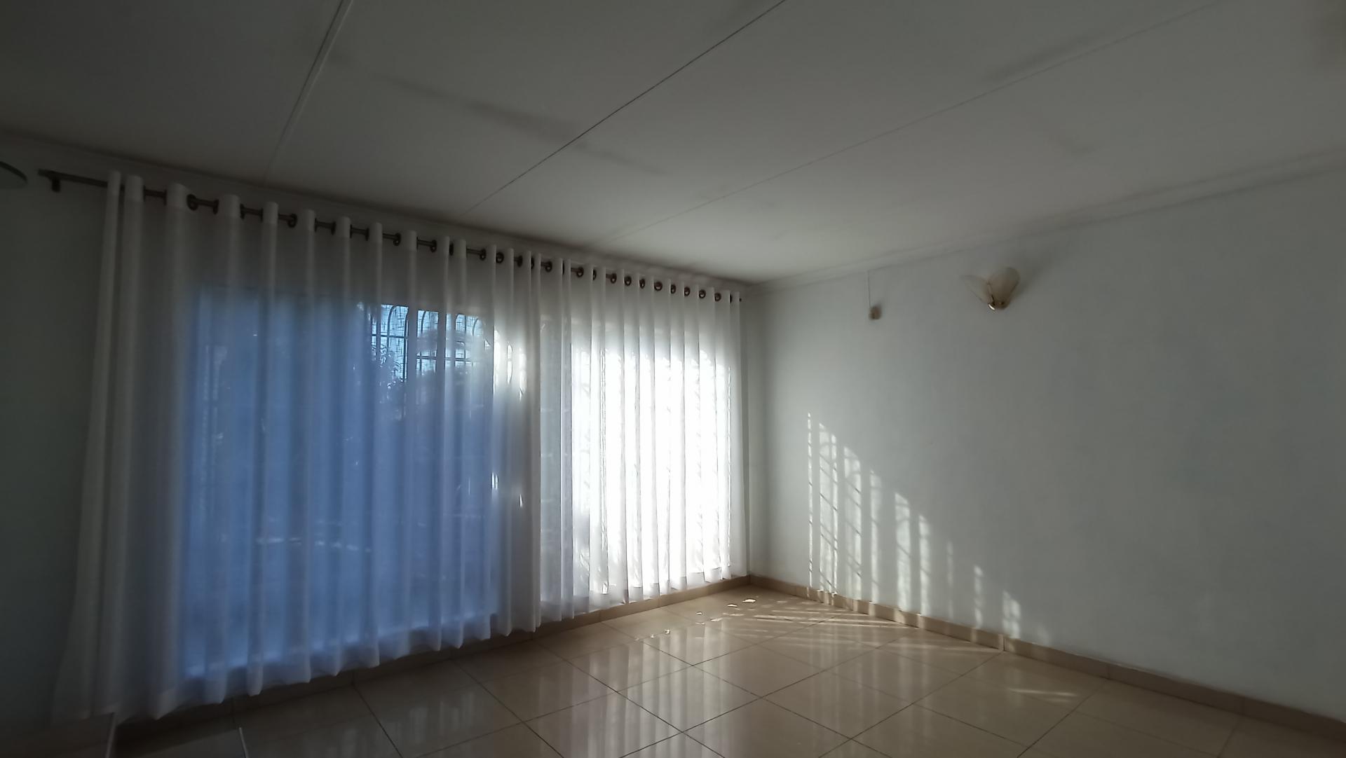 Lounges - 22 square meters of property in Heuweloord