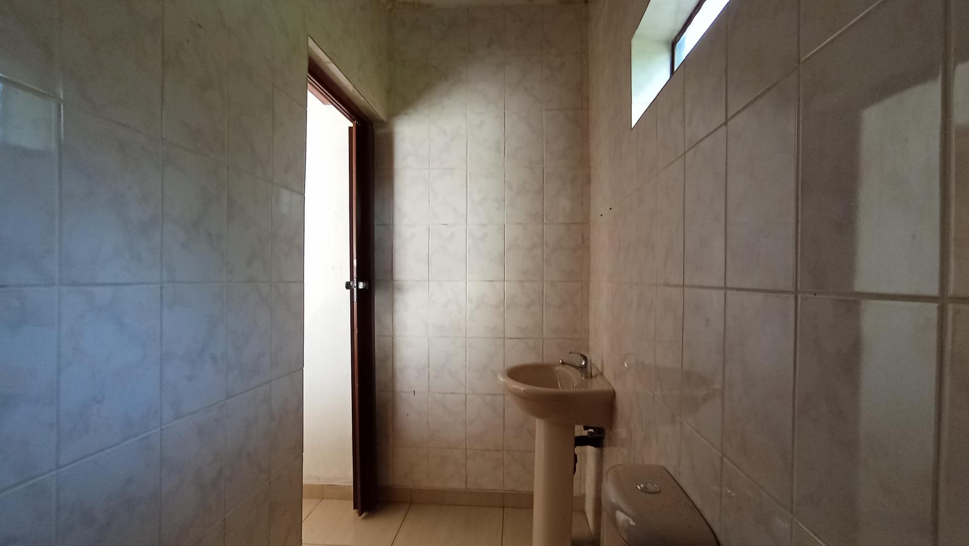 Bathroom 1 - 6 square meters of property in Heuweloord