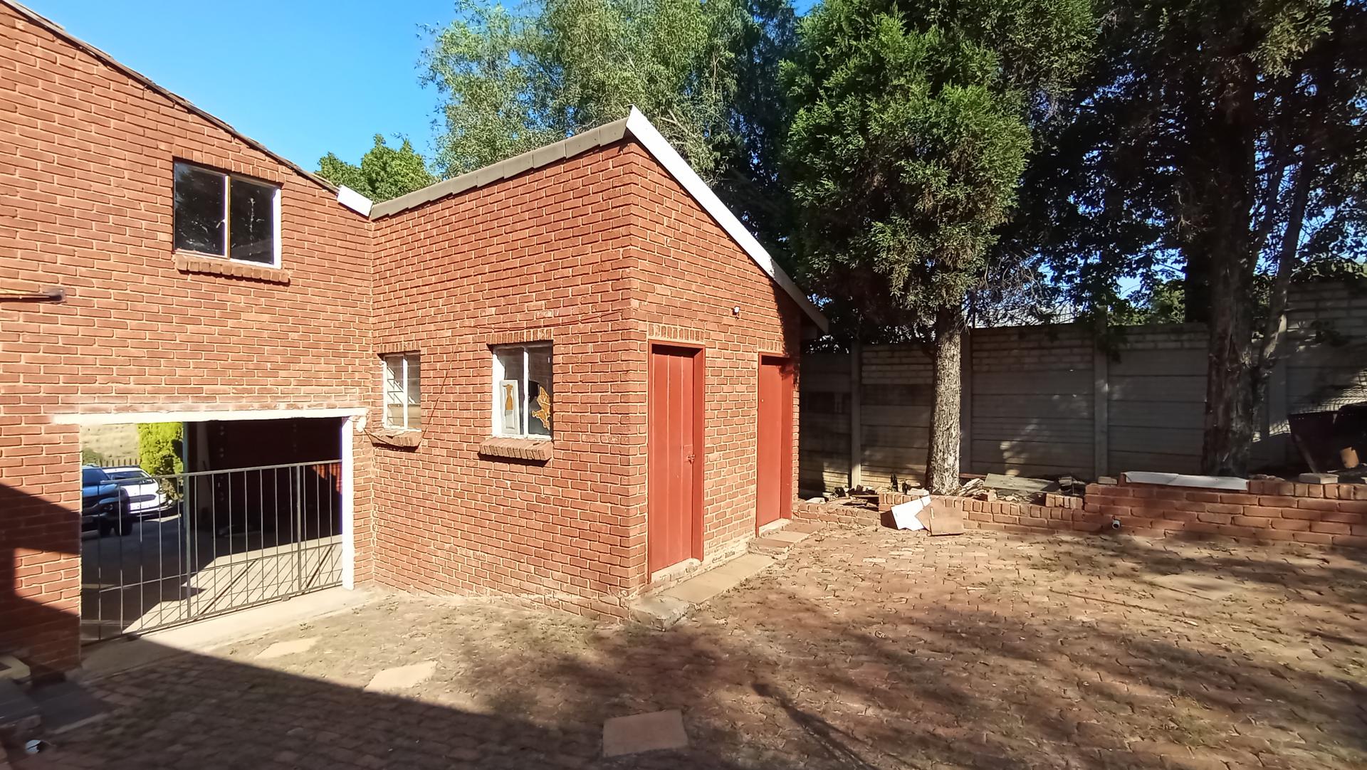 Backyard of property in Heuweloord