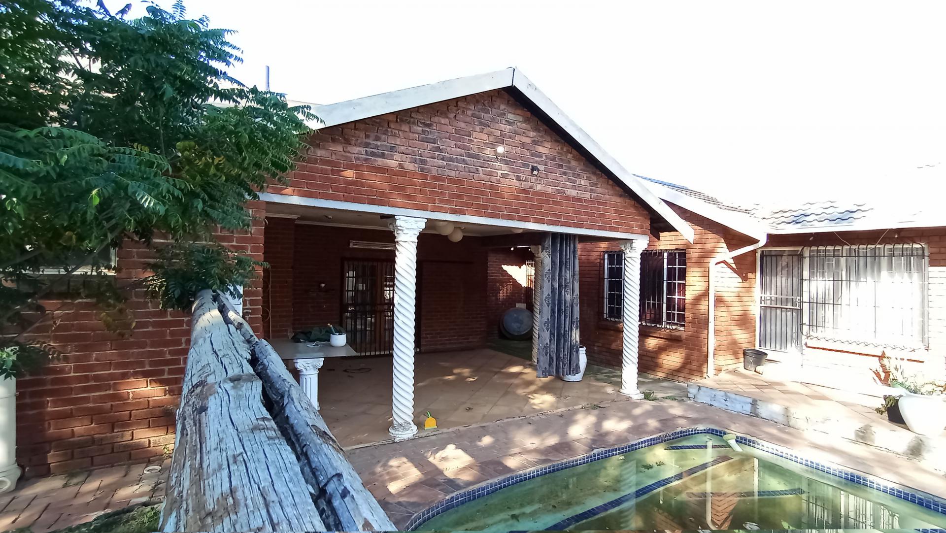 Patio - 20 square meters of property in Heuweloord