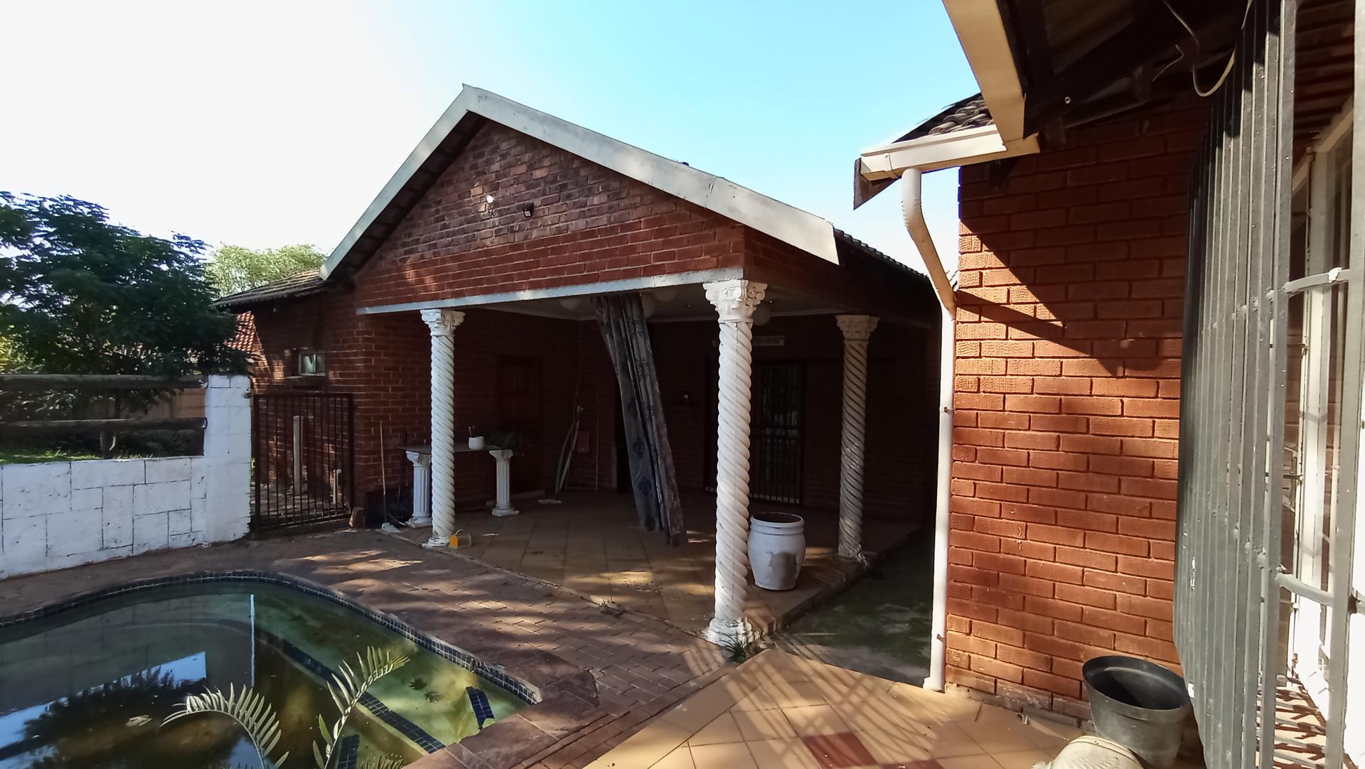 Patio - 20 square meters of property in Heuweloord