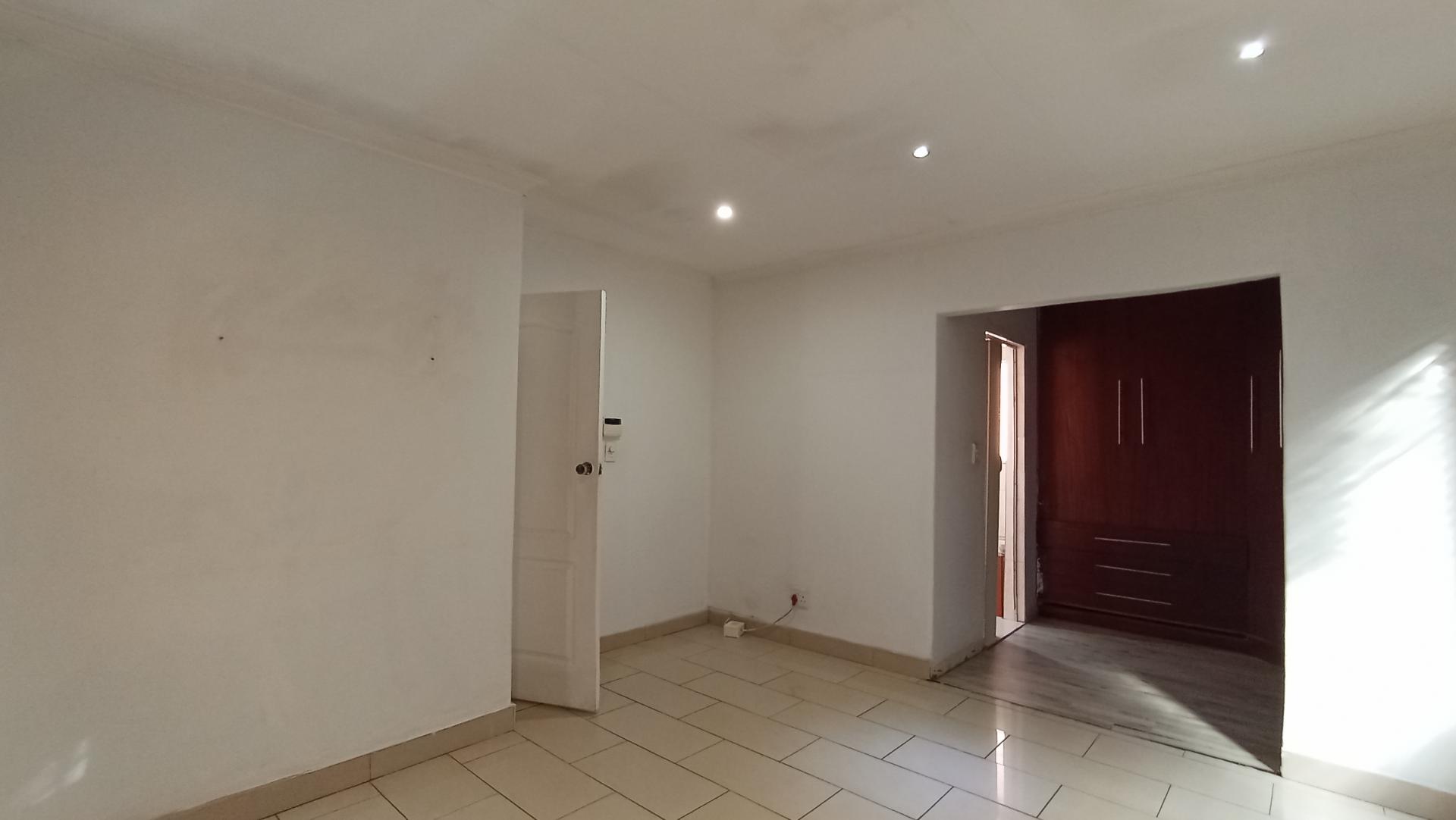 Main Bedroom - 22 square meters of property in Heuweloord