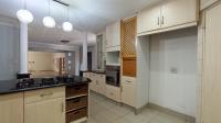 Kitchen - 18 square meters of property in Heuweloord