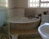 Main Bathroom - 8 square meters of property in Reyno Ridge