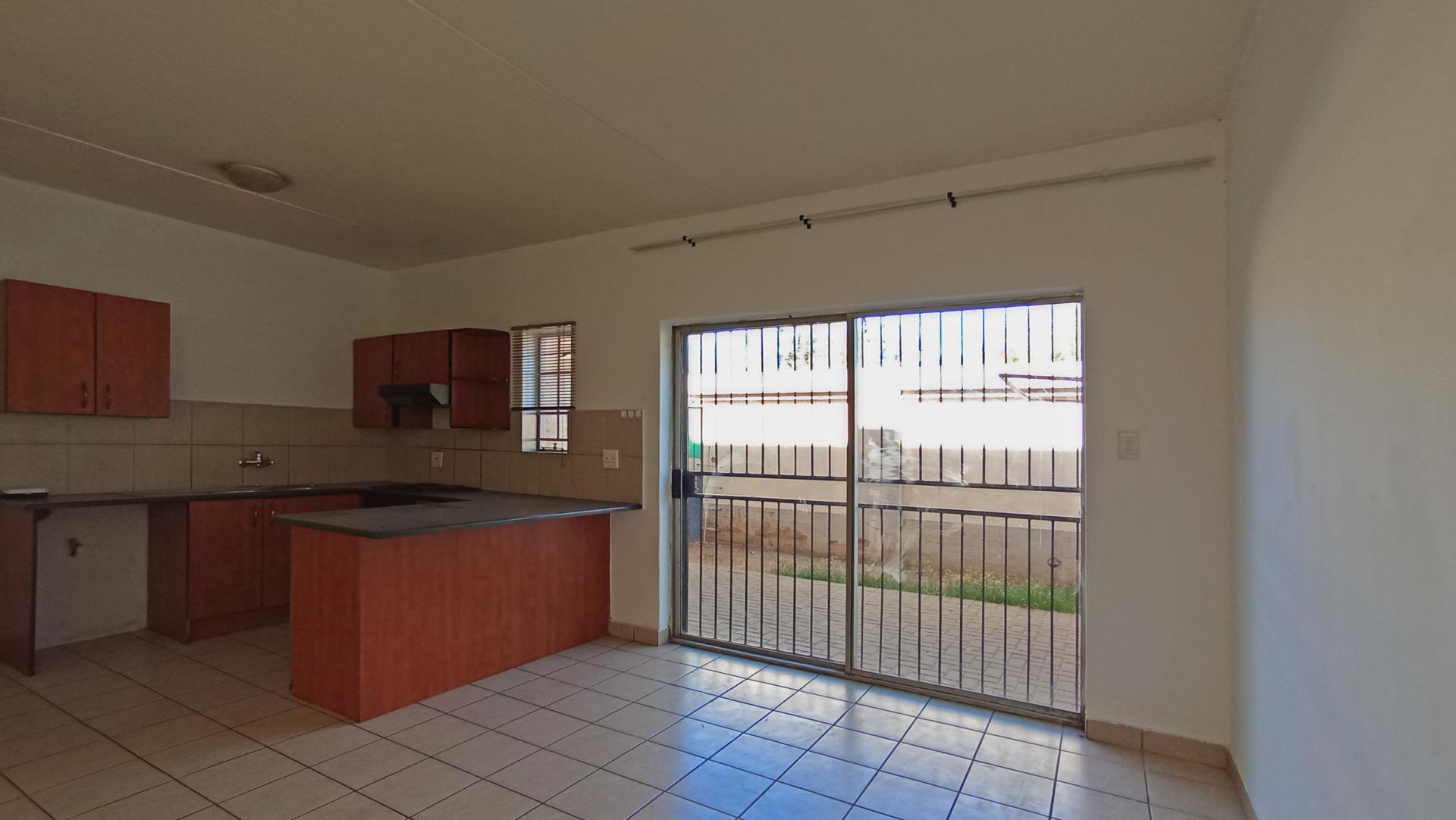 Lounges - 13 square meters of property in Claremont