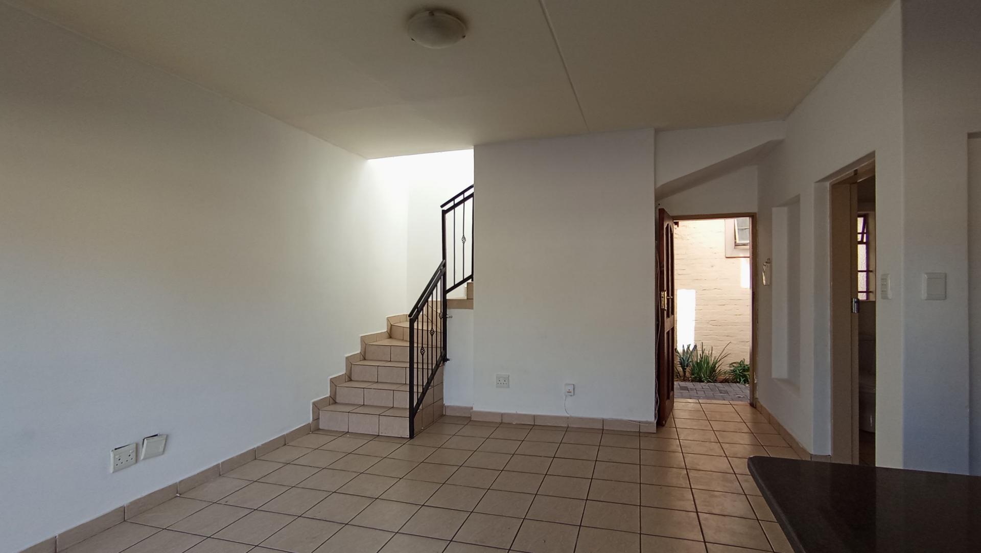 Lounges - 13 square meters of property in Claremont