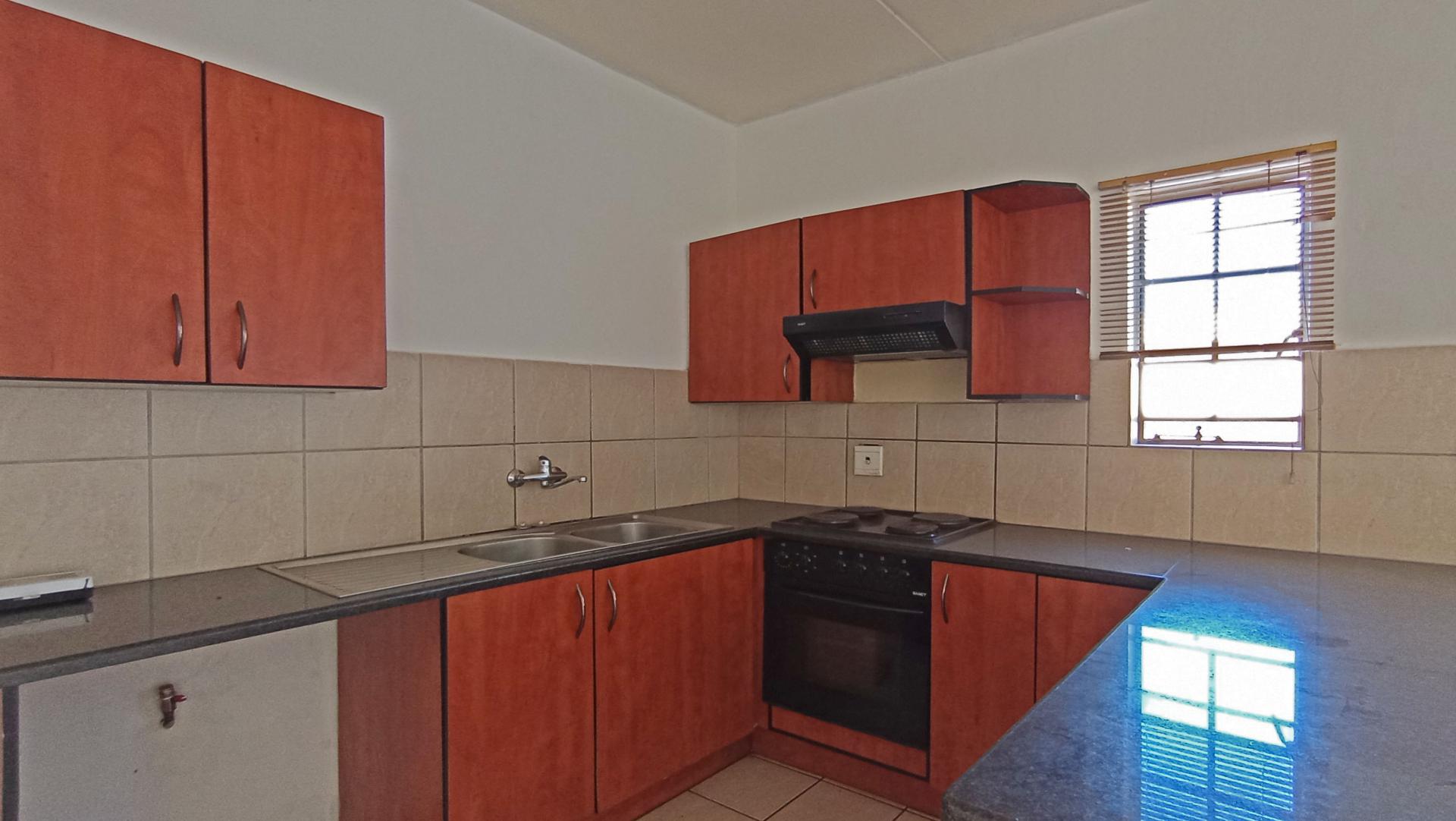 Kitchen - 10 square meters of property in Claremont