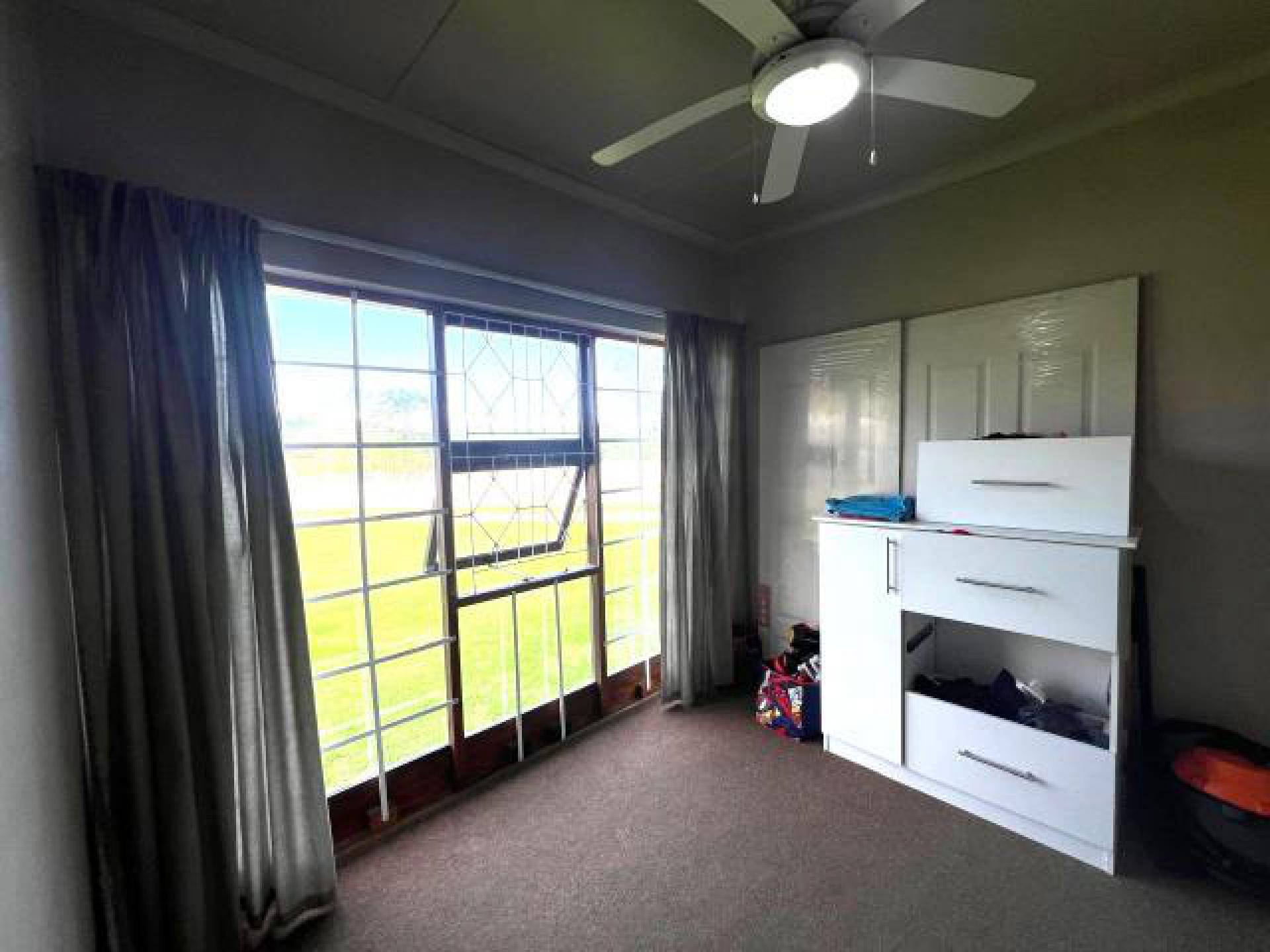 Bed Room 1 of property in Amalinda